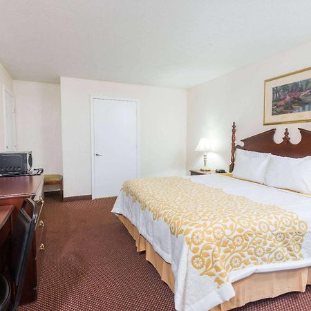 Days Inn By Wyndham Amherst Exterior photo