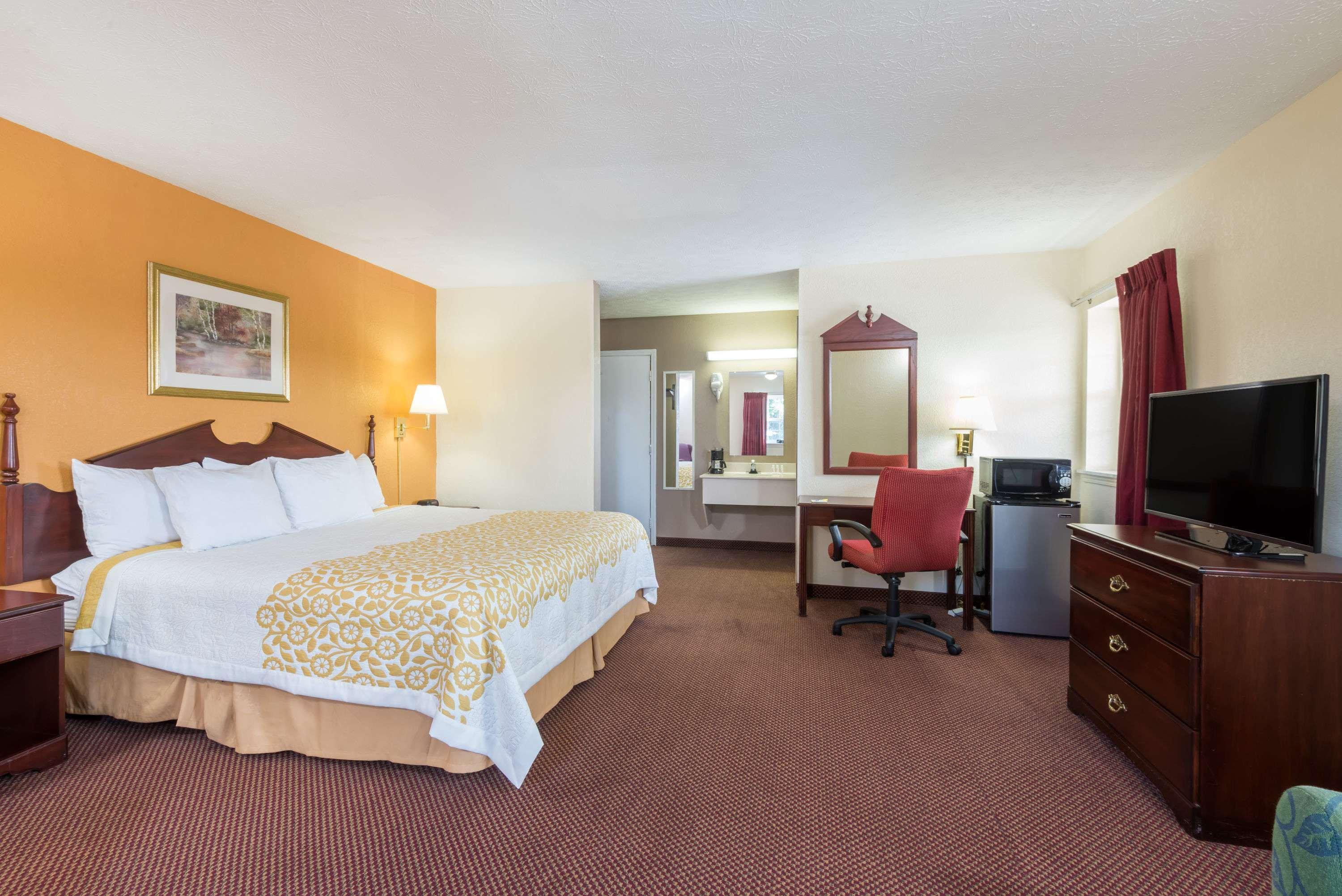 Days Inn By Wyndham Amherst Exterior photo