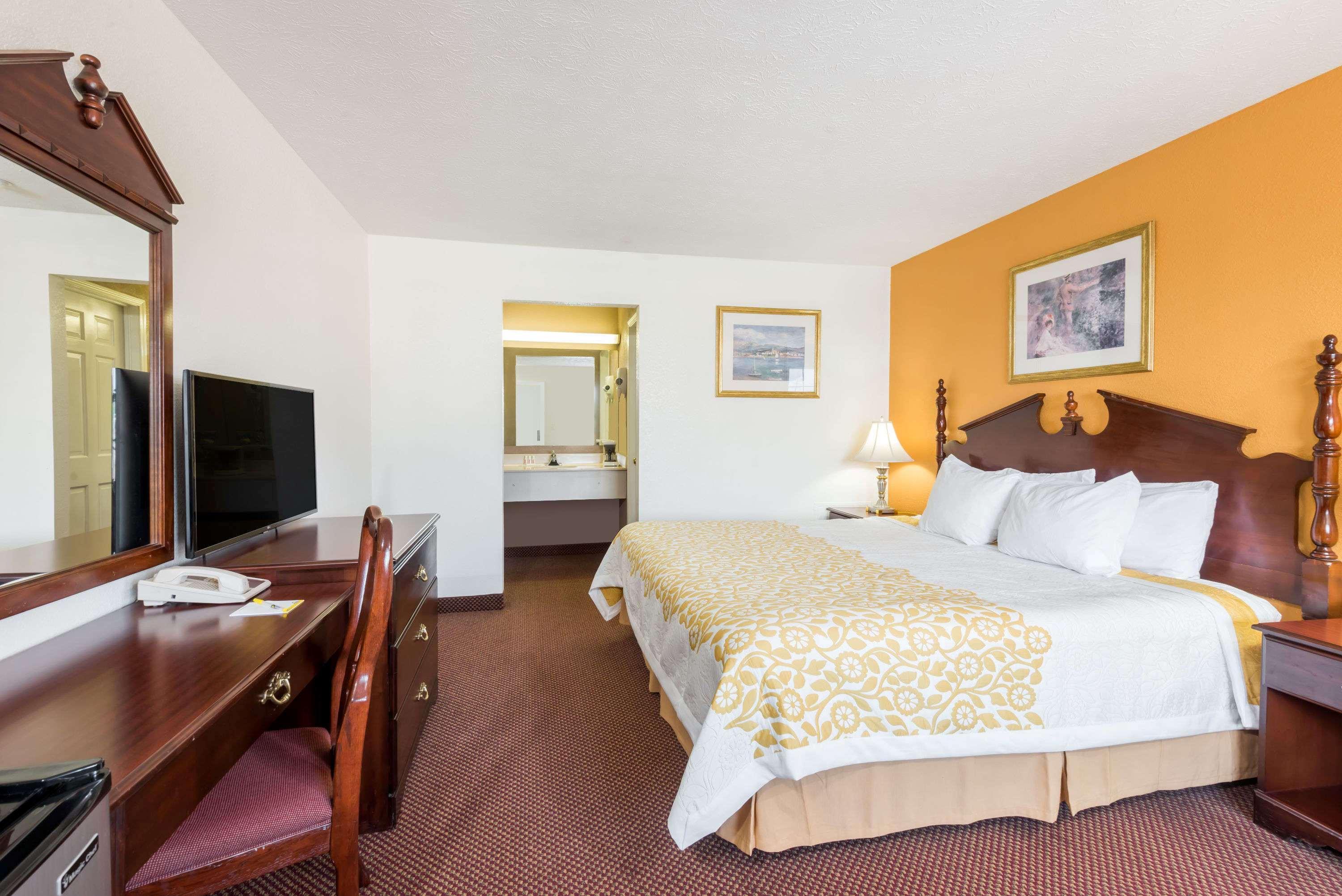 Days Inn By Wyndham Amherst Exterior photo