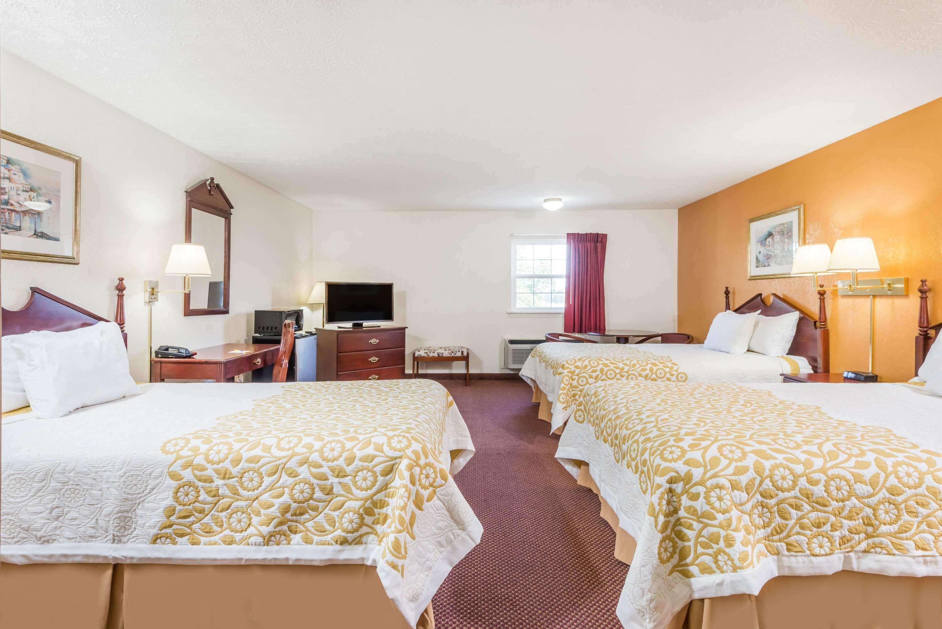Days Inn By Wyndham Amherst Exterior photo