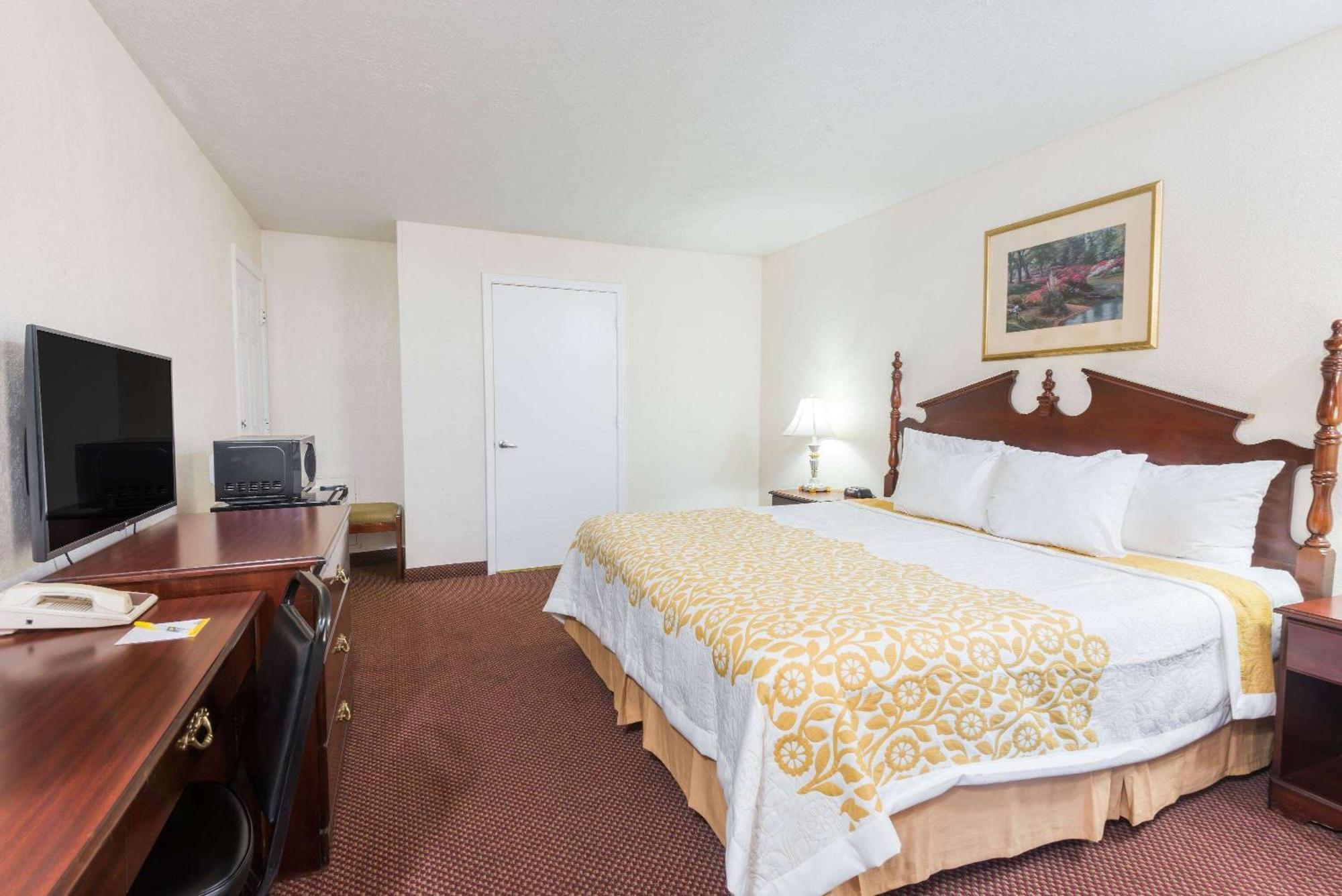 Days Inn By Wyndham Amherst Exterior photo