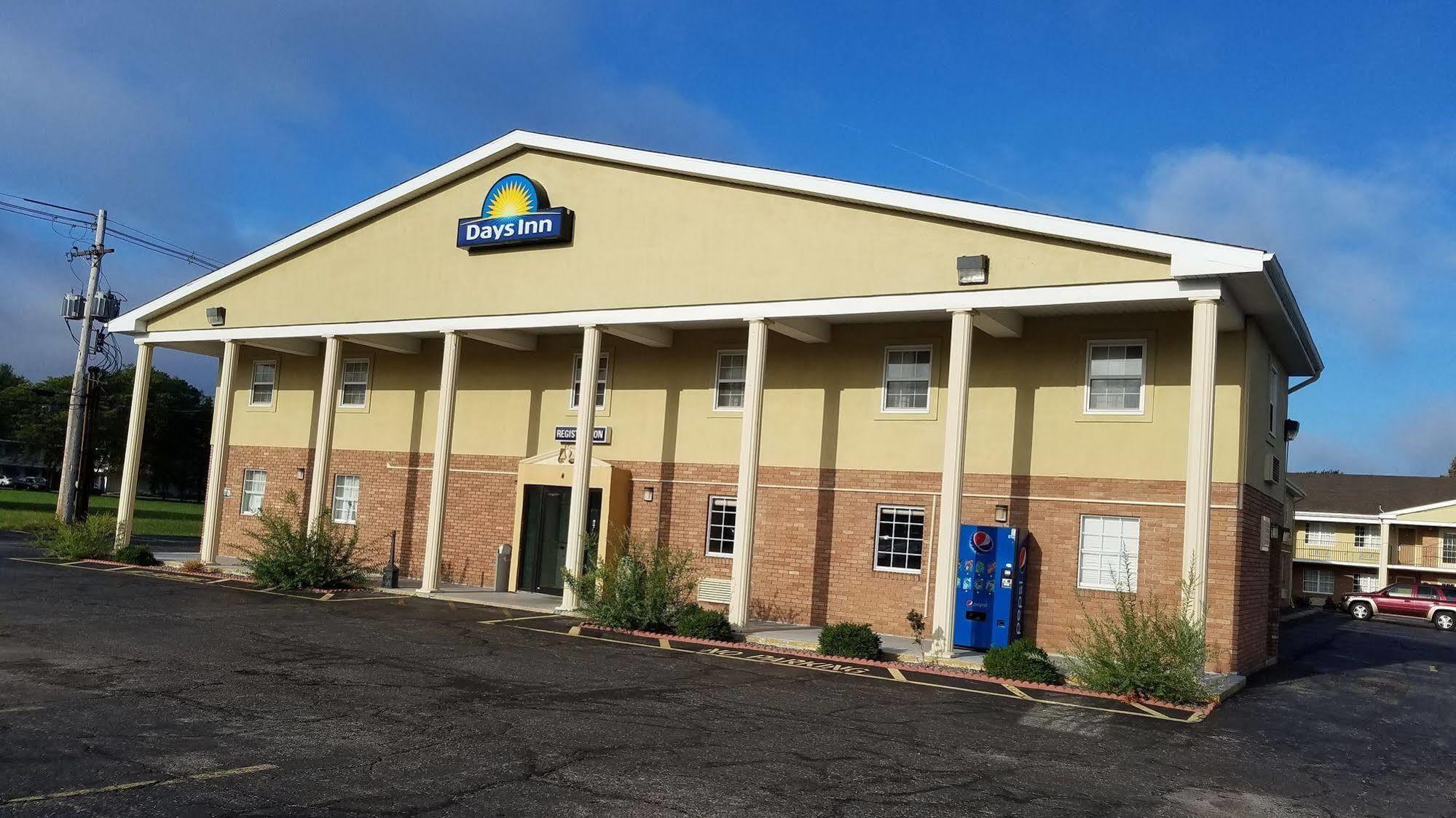 Days Inn By Wyndham Amherst Exterior photo