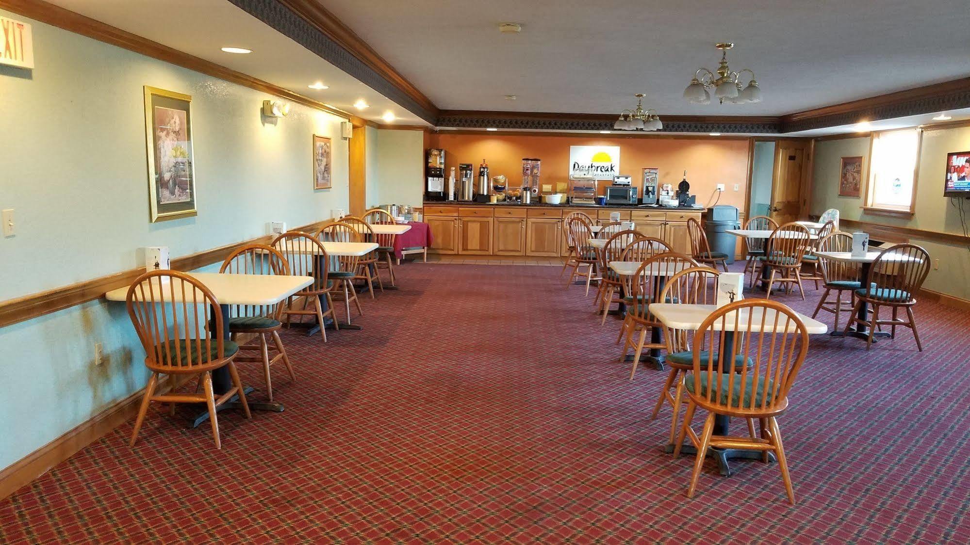 Days Inn By Wyndham Amherst Exterior photo